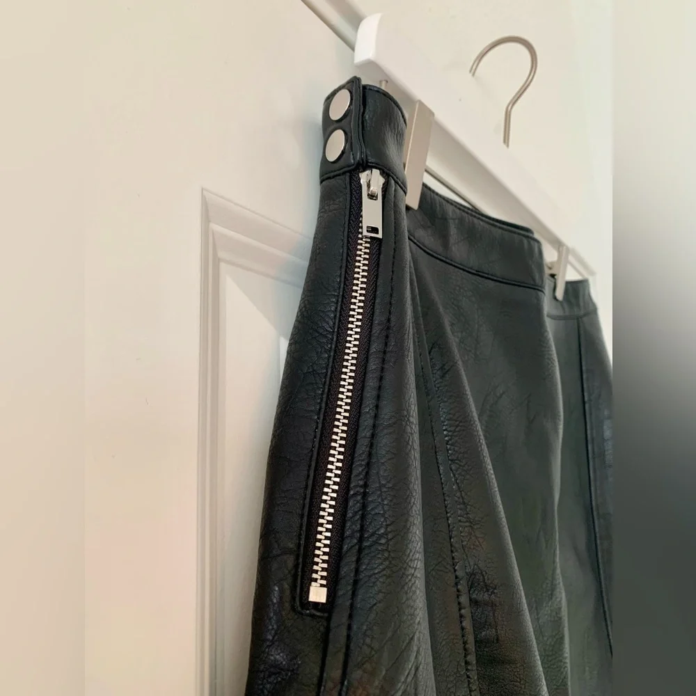 MOVING SALE | Women’s Zara Basics Black Vegan Leather Mini Skirt, Size XL - Picture 3 of 5